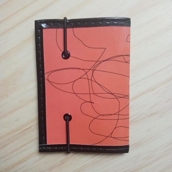porte cartes et porte-carte d'identité recup magazine graphique orange artisanal original pièce unique