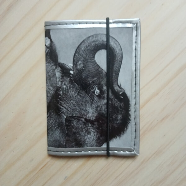 porte cartes et porte-carte d'identité recup magazine elephant gris argent artisanal original pièce unique